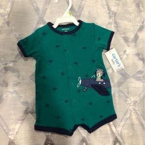✈️🐶New with tags Carters boy romper onsie✈️🐶